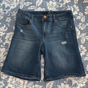 1822 Shorts SIZE 6 Distress